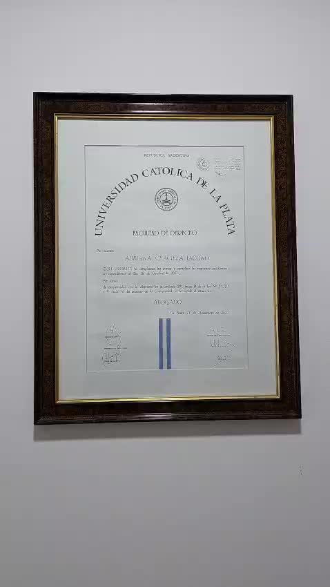 Diploma en la pared del estudio