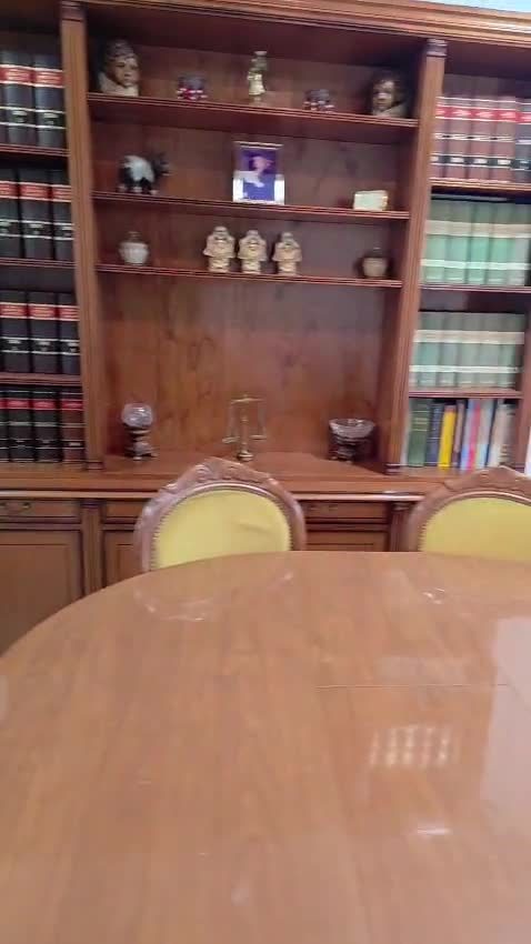 Mesa de reuniones y biblioteca